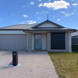 Your Mandurah Getaway with a bathroom in each room، فندق في Coodanup