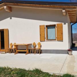 Baita Cornigol ai piedi delle Dolomiti