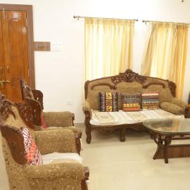Swamy's Nest Peaceful & Spacious 2BHK Family Homestay with Parking in Bhopal, hotel in Bhopal