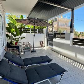 TUCAN Cosy Place private yard، فندق في Agios Onoufrios