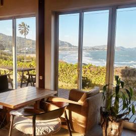 Guest House & Beach Cafe fuego, hotel di Hyuga