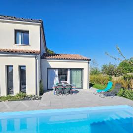 Maison Spacieuse Climatisée avec Jardin 2 PKG et Piscine, hotel in Aucamville