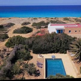 Villa With Direct Sea Access In Formentera, hotelli kohteessa Es Calo