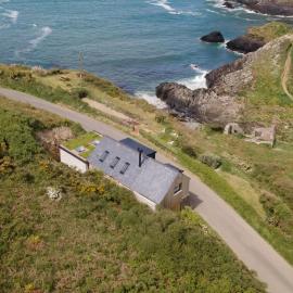 Viesnīca Cliff-top Cottage on Coast Path w/Panoramic Views pilsētā Trevine
