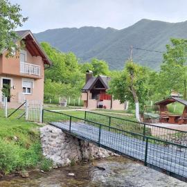 Vila-kuca"Jasmin"pored rijeke i jezera, hotel a Konjic