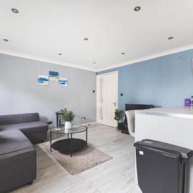 Cosy 2BR Home, Free Parking, 8min to City Airport