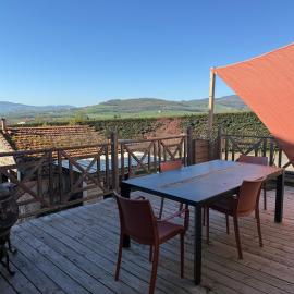 Charmante maison en Pierre dorée, avec vue sur les collines, hotel in Bully