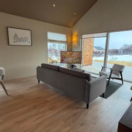 Modern Cabin with Hot Tub & Mountain views, hotel Varmalandban
