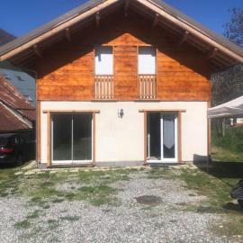 Chalet de montagne, très confortable, neuf, hotel in LʼArgentière-la-Bessée