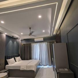 Cozy Sunset Stay Couple Friendly Studio Gaur City, hotel in Ghaziabad