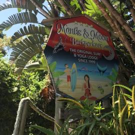 Mantis and Moon Surf Paradise & Adventure Lodge, hotel in Hibberdene