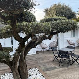 Hôtel Le Sens, hótel í Vaux-sur-Mer