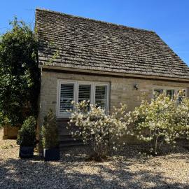 Cotswolds cottage in Ewen village with the Wild Duck Pub, Cirencester