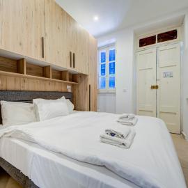 Floriana Studio with Terrace 5 Min Walk to Valletta, hotel in Il-Furjana