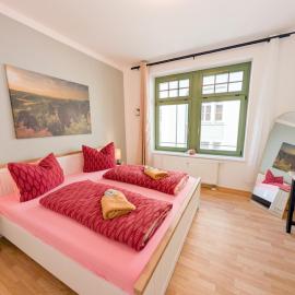 Urlaubsmagie Ferienwohnung Bachrauschen - Balkon am Bach - für 6P - BA2: Sebnitz şehrinde bir otel