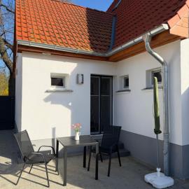 Ferienhaus Constanze Mücheln am Geiseltalsee Maisonette Appartement für 2 Personen, Freisitz, Garage, hotelli kohteessa Stöbnitz