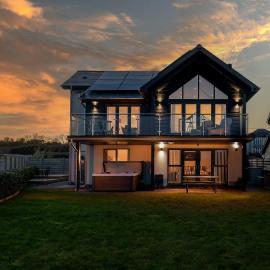 Sea View Terrace - with hot tub!, hotel Moelfre-ben