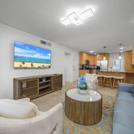 Downtown Naples Retreat - Walk to 5th Ave & Beach