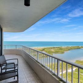 Stunning Beachfront Penthouse on 19th Floor I Desirable Front Unit, hotel in Marco Island