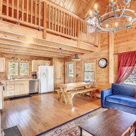 Aspen's Run: 3 br log cabin, wood stove, deck, firepit, window a/c by Stowe Country Homes