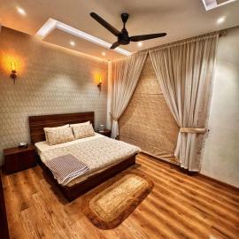 Private Luxurious Rooms In DHA phase 6 Lahore Near Raya Dolmen Mall PKLI and Airport, hotel in Lahore