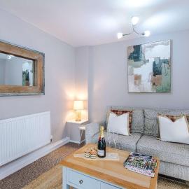 Modern 4-Bed Stay by 53 Degrees Property Perfect for Groups & Families, hotel u gradu Elton