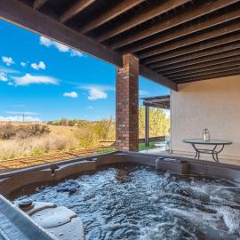 Hidden Hill Casita in Dewey with Private Hot Tub, hotel in Humboldt