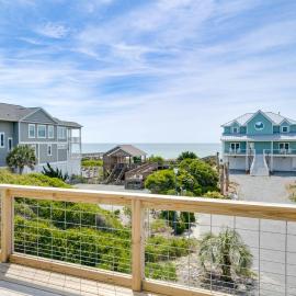 Porpoise in Life - Hot Tub-Steps to the Beach!, hotel in North Topsail Beach