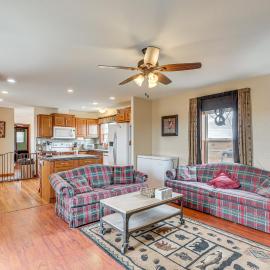 5 Private Acres! Outdoor Haven in Watford City, hotel in Watford City