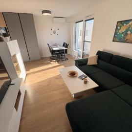 Topoľčianska Apartment Bratislava - Cozy stay with parking, AC & 10min tram to Old Town