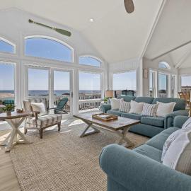 Blue Moon - LUX Oceanfront Pool Hot Tub Theater، فندق في Waves