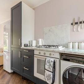 Luxury whole house in serene cul-de-sac, hotel in Gravesend