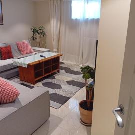 Spacious apt 3 sleeping areas & private entrance, hótel í Mölndal
