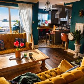 Dog-friendly Seaview Apartment، فندق في دونغارفان
