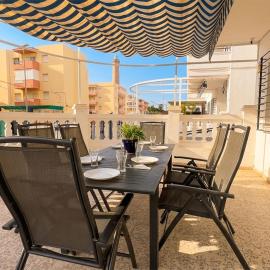 Apartamento con terraza, parking y jardín, hotel em Chipiona
