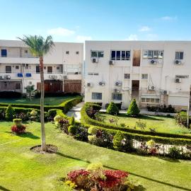 Luxury Duplex Chalet In Al Mamoura Beach With Garden view & Partial Sea View Next to Helnan Hotel Family شاليه دوبلكس في المعموره الشاطئ الترا لوكس بإطلالة على الجناين و رؤيه جانبيه للبحر بجوار فندق هلنان عائلي و يتم تسليم الكارنيهات مع الشاليه, hotel in Alexandria