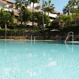 Luxury 2BR Apartment near Marbella & Puerto Banus Pool, Padel, Parking, hotel in Estepona