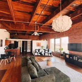 420 Friendly SKYLINE view Downtown Loft FREE Parking, hotelli kohteessa Detroit