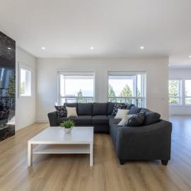Elegant 4BR Main Suite Family Friendly with Terrace, Hotel in Chilliwack