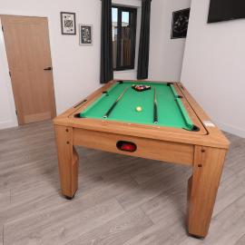 Spacious 6-Guest Retreat with Pool Table, hotel in Dinnington