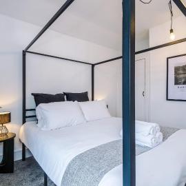 'The Frank' Four-Poster Penthouse with Free Parking by Rest&Recharge, hotel in Buxton