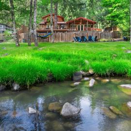 Sandy में, होटल Howard's Hideaway Riverfront Pet Friendly Cabin