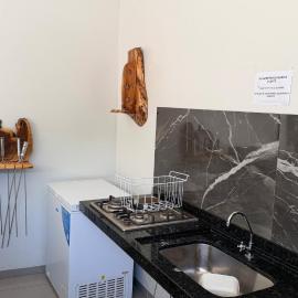 Large barbecue area with a swimming pool and a spacious room, hotel in Salto del Guairá