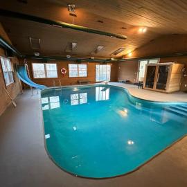 Private Heated Pool House with Sauna CL، فندق في كريستال ليك