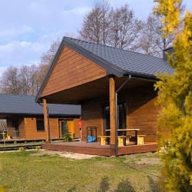 Azyl na Polesiu domki przy Poleskim Parku Narodowym، فندق في Załucze Nowe