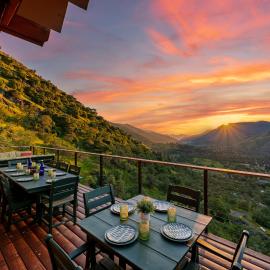 4 Kings Log Cabin 150 Acres Spectacular Views, hotel in Three Rivers