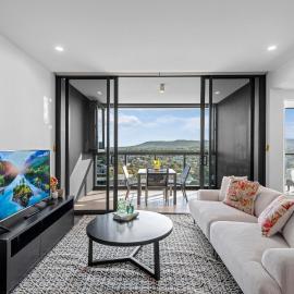 Spacious 3BR Near Stadium w Views, Pool and Car Park