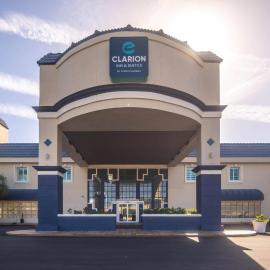 Clarion Inn & Suites Central Clearwater Beach, отель в Клируотере