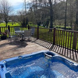 2 Riverside Lodge, hotel in Cenarth