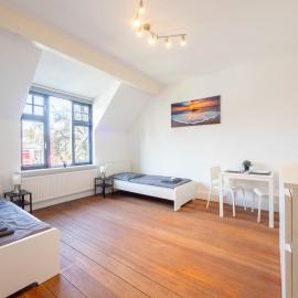 Grosse-Monteurwohnung-in-Villa-4-Zimmer-8-Personen-WLAN-TV-Kueche-Ahrensburg-Naehe-Hamburg-AGRP1202
